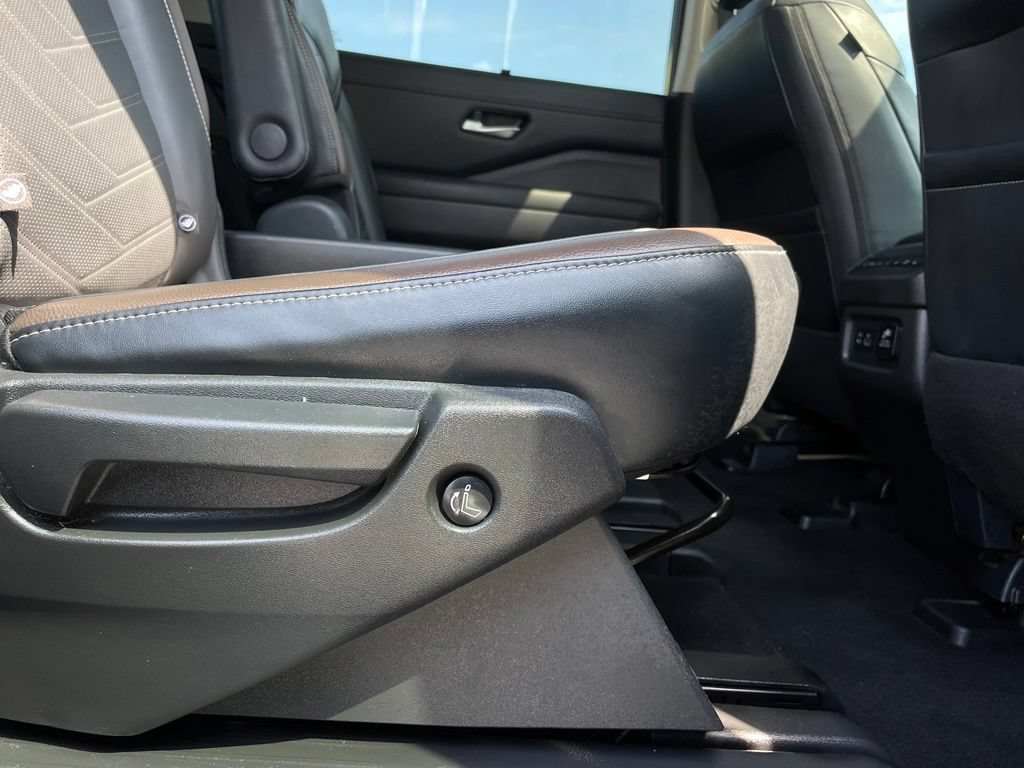 Used 2023 Nissan Pathfinder Platinum FWD image 35