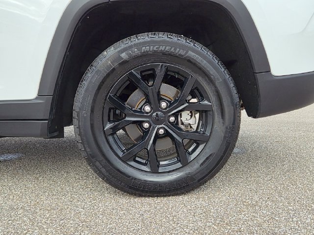 Used 2024 Jeep Grand Cherokee Altitude AWD/4WD image 9
