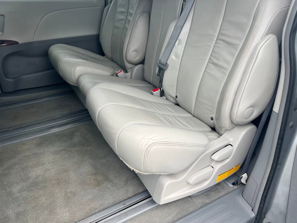 Used 2014 Toyota Sienna XLE FWD image 17