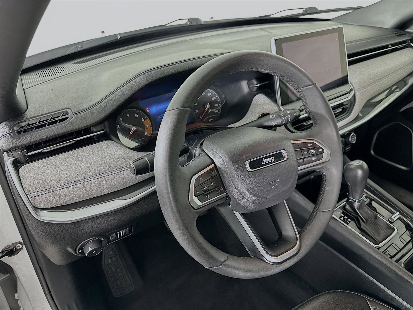 Used 2024 Jeep Compass Latitude image 23