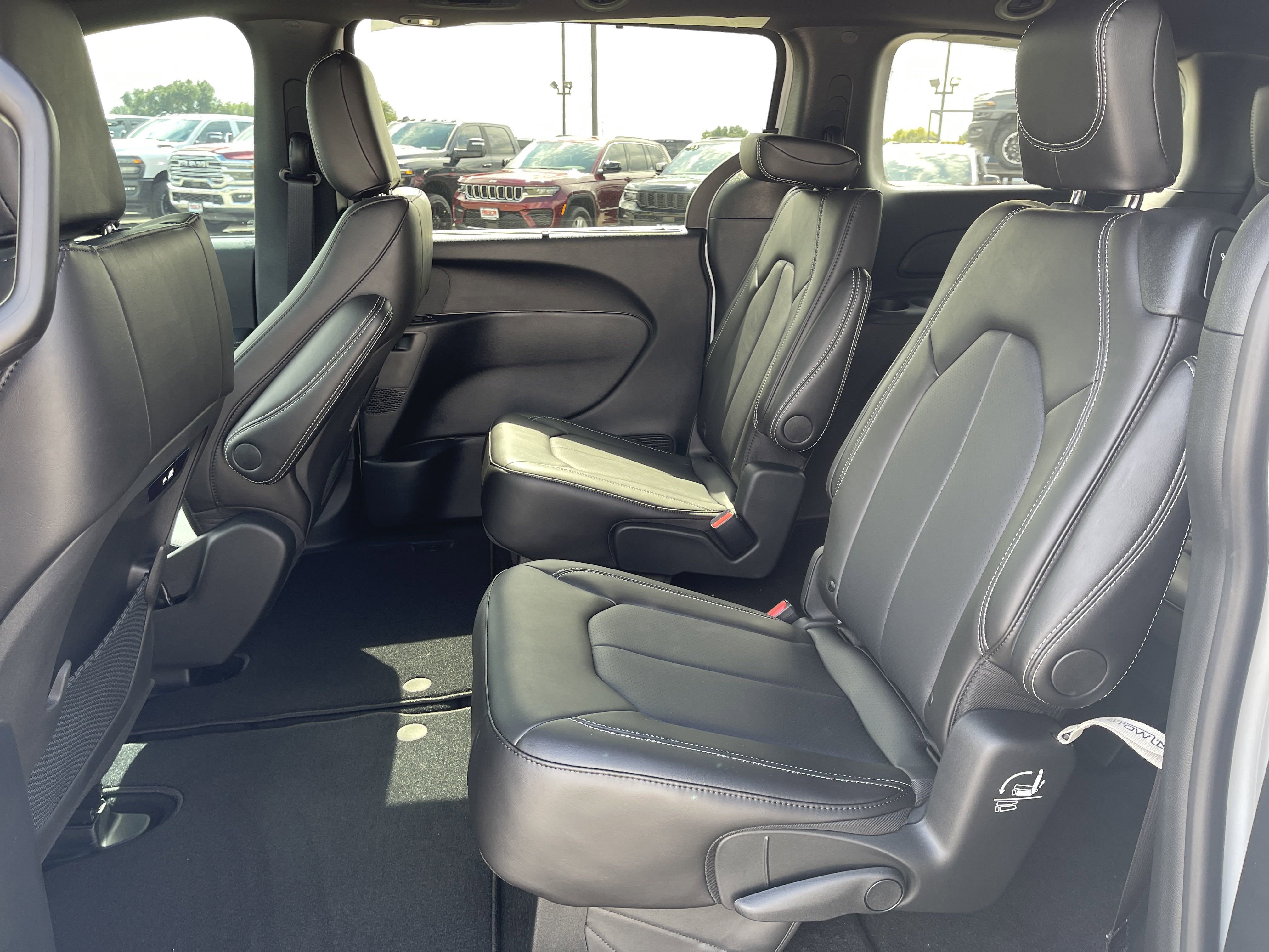 New 2026 Chrysler Pacifica Select FWD image 36