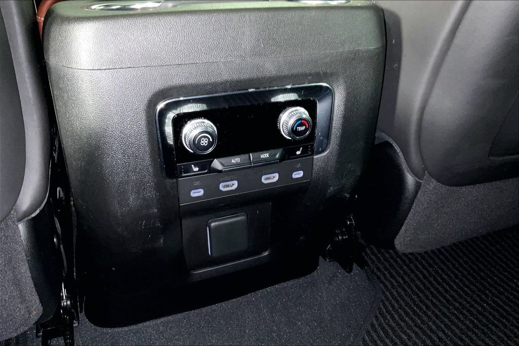 Used 2023 GMC Yukon Denali Ultimate AWD/4WD image 32