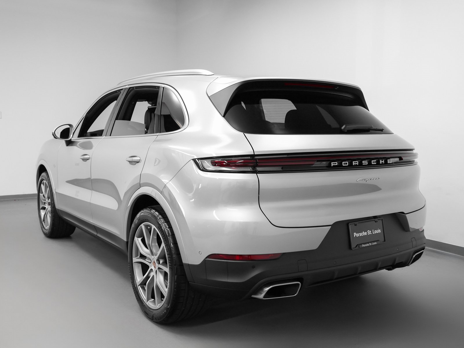 Used 2025 Porsche Cayenne image 3