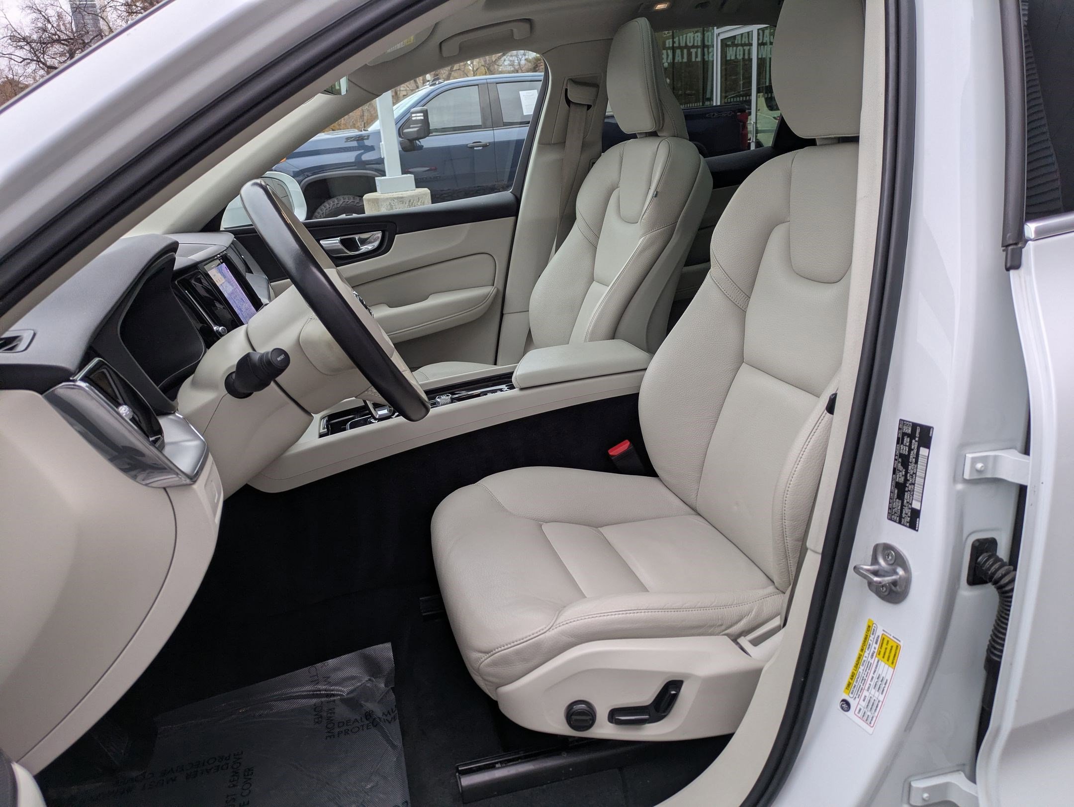 Certified 2023 Volvo XC60 B5 Core image 25