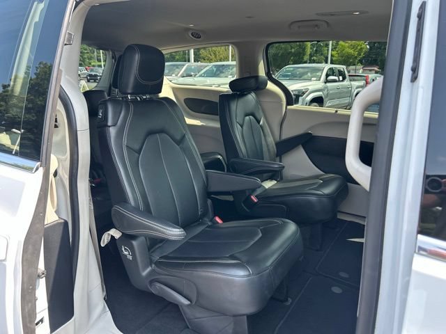 Used 2024 Chrysler Pacifica Touring-L FWD image 19