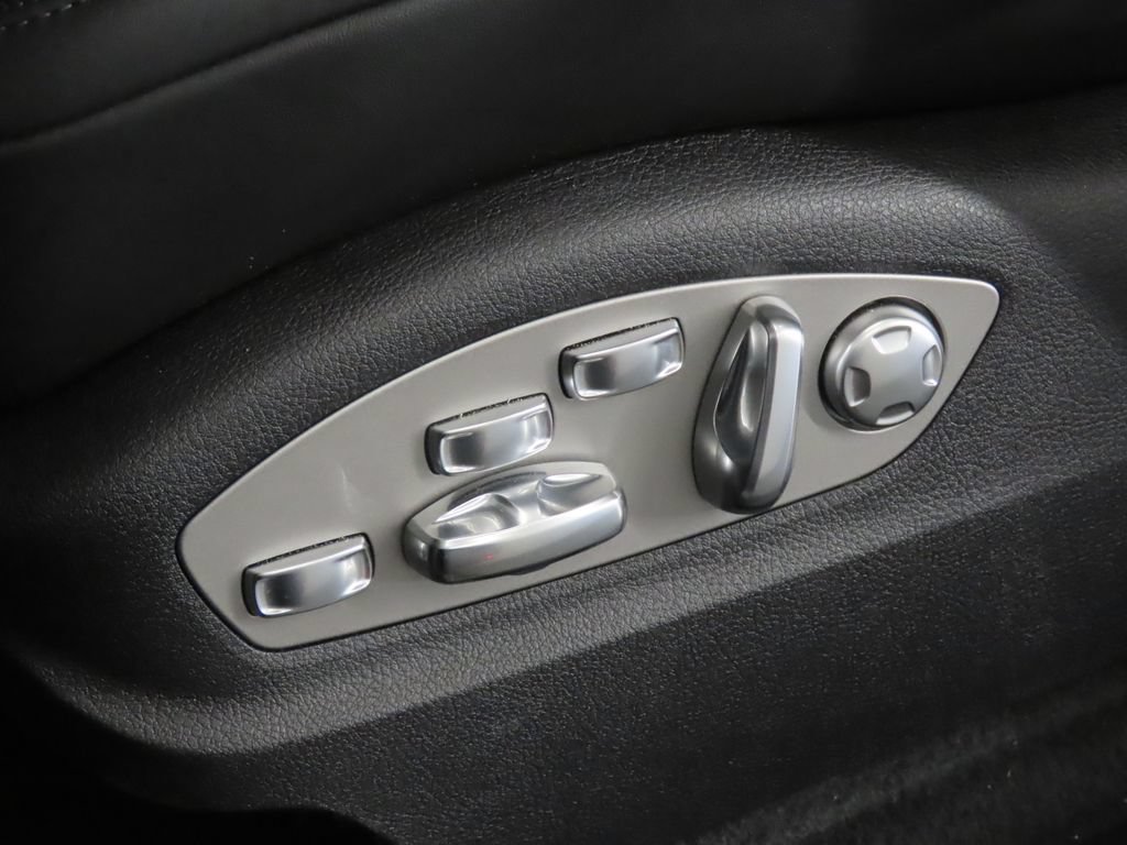 Certified 2026 Porsche Macan AWD/4WD image 41