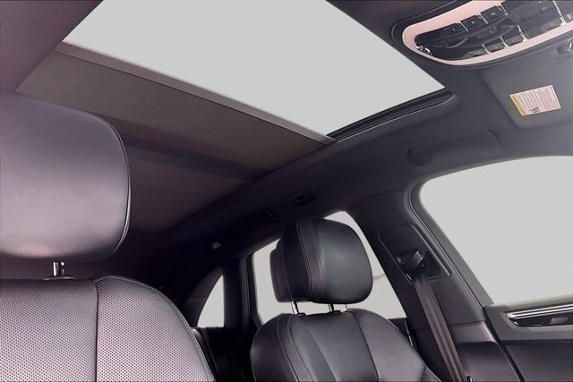 Used 2018 Porsche Macan AWD/4WD image 17