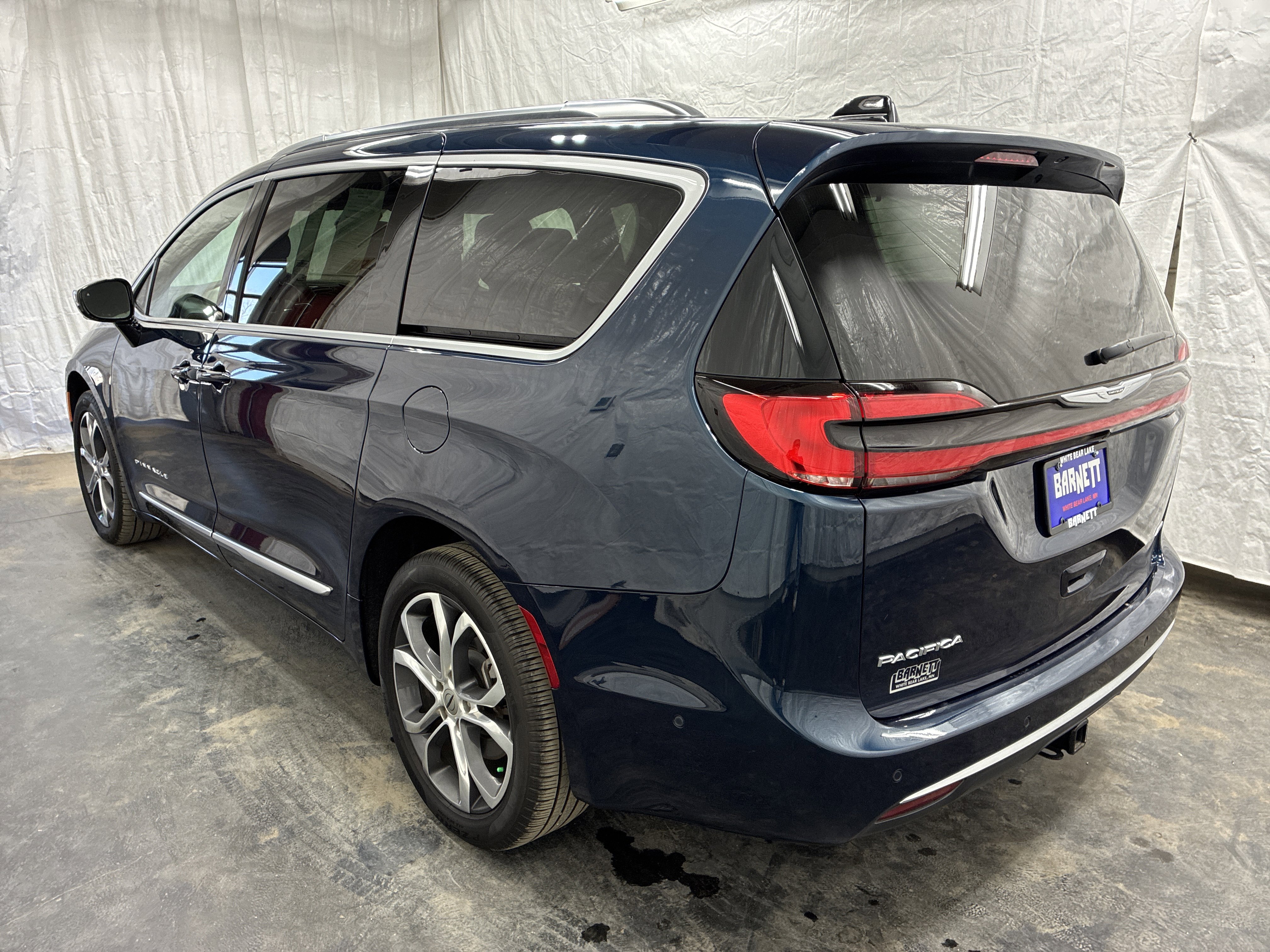 Certified 2025 Chrysler Pacifica Pinnacle w/ Trailer Tow Group AWD/4WD image 6