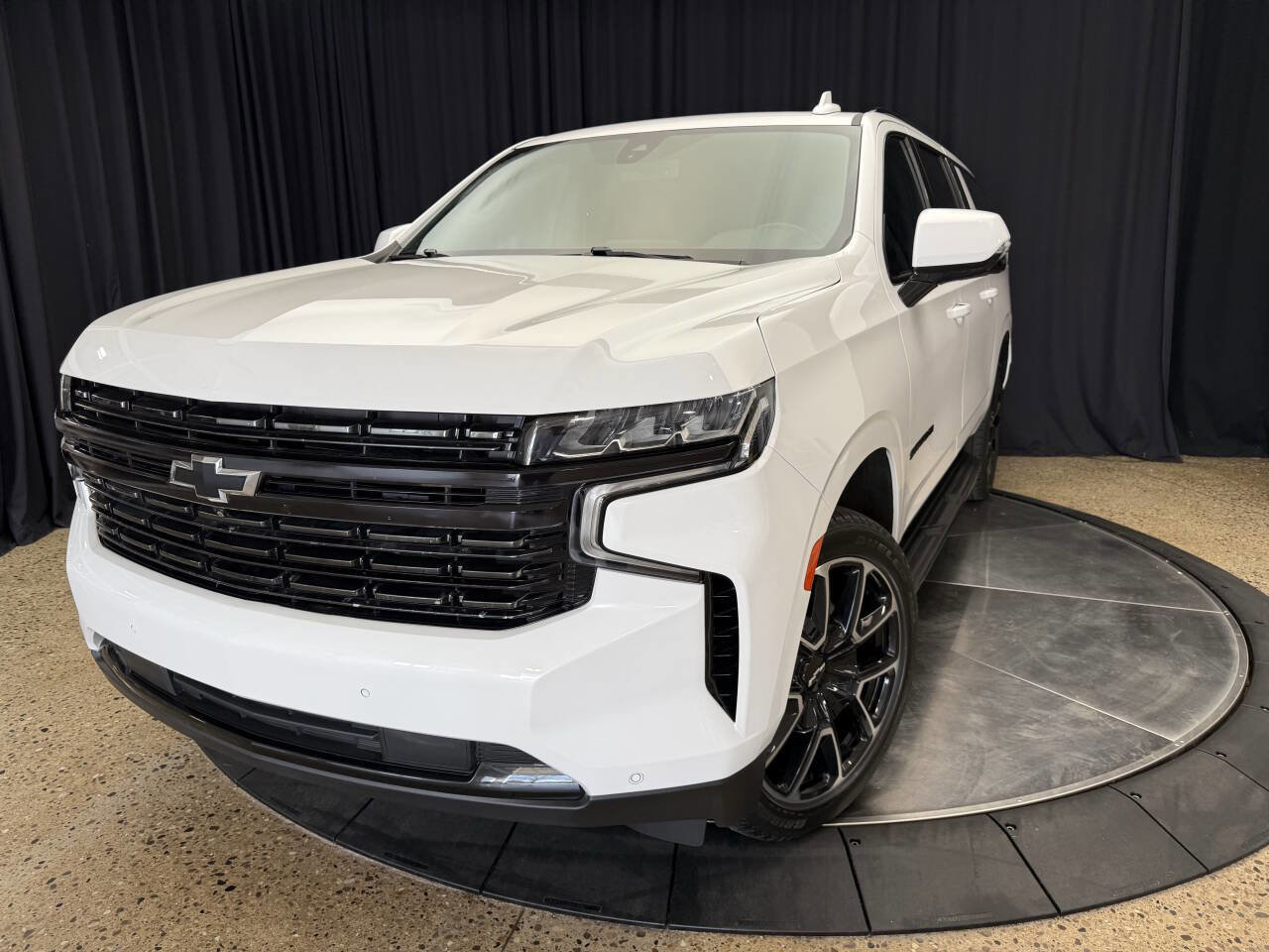 Used 2022 Chevrolet Suburban RST w/ Luxury Package AWD/4WD image 3