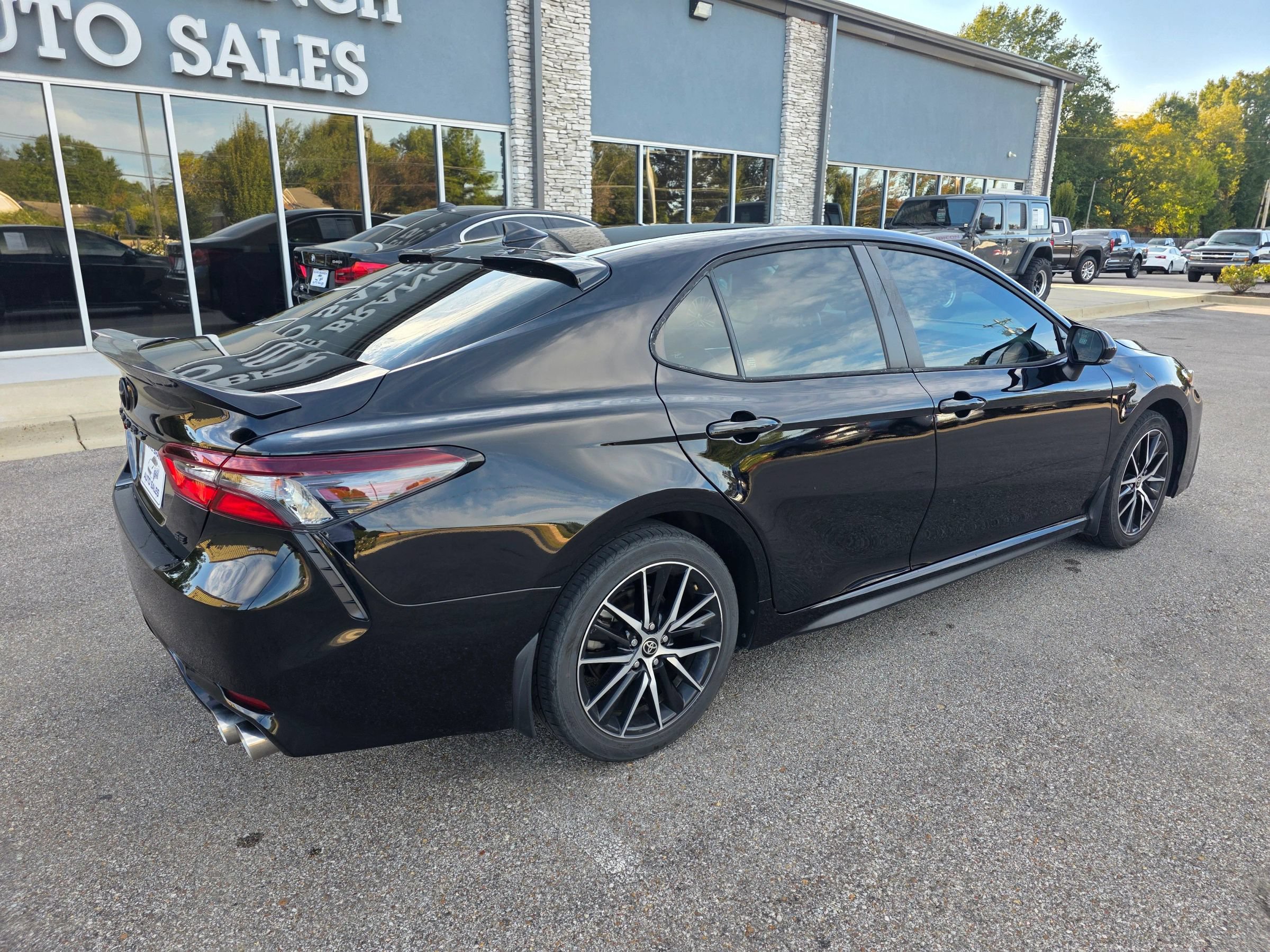 Used 2024 Toyota Camry SE FWD image 2