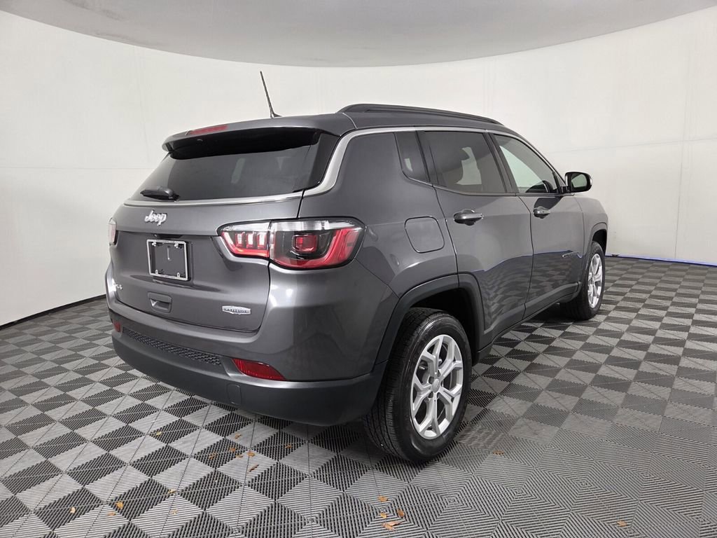 Used 2024 Jeep Compass Latitude AWD/4WD image 5