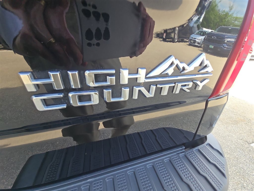 Used 2025 Chevrolet Silverado 1500 High Country w/ High Country Premium Package AWD/4WD image 32