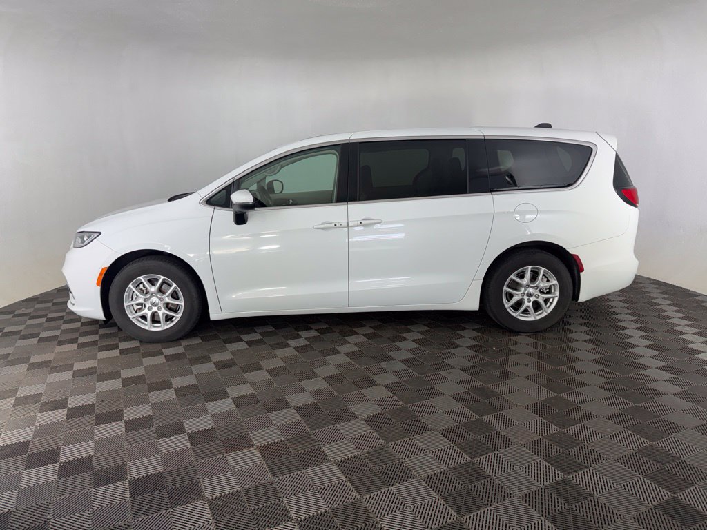 Used 2023 Chrysler Pacifica Touring-L FWD image 9