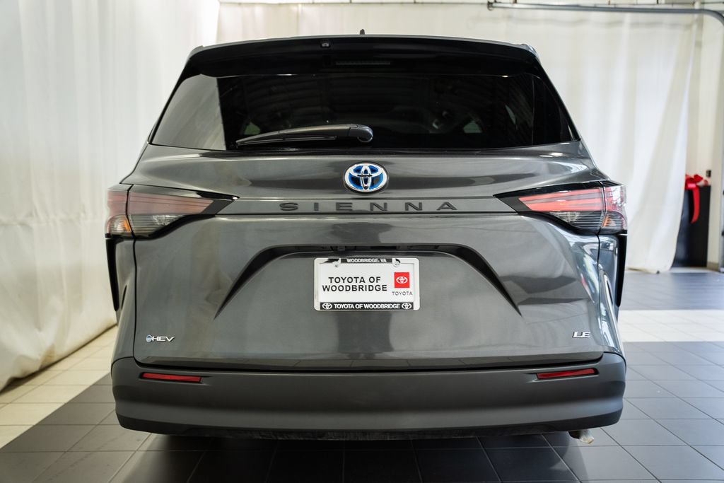 Used 2025 Toyota Sienna LE FWD image 5