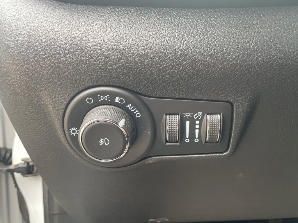 Used 2024 Jeep Compass Latitude image 13