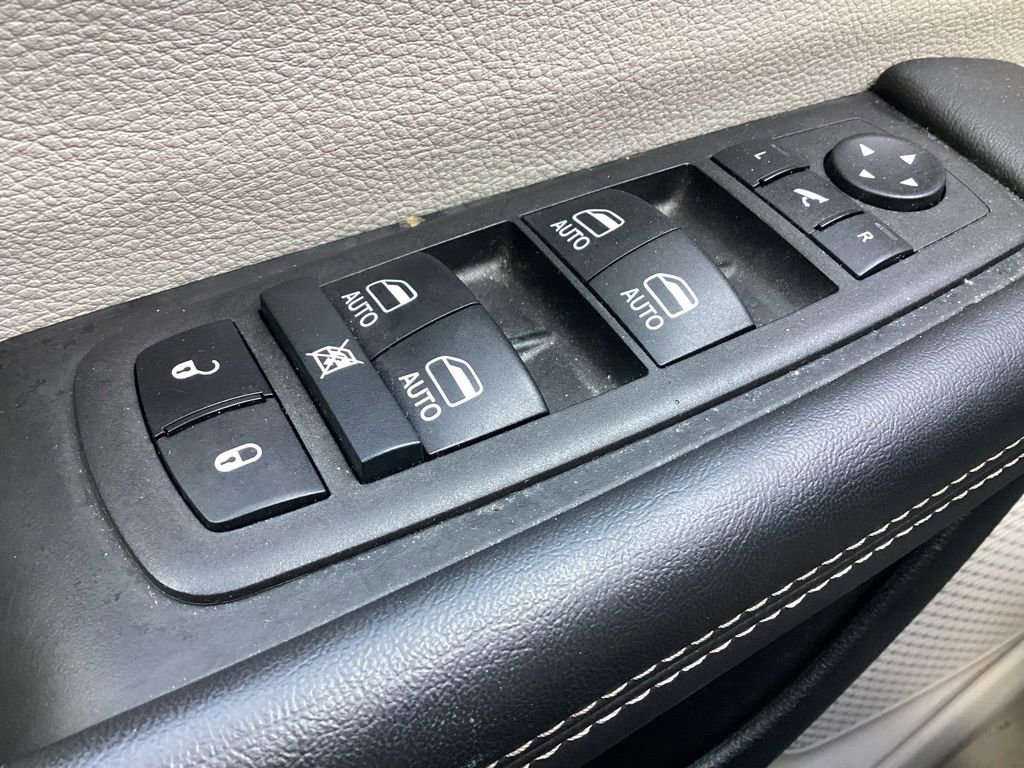Used 2024 Chrysler Pacifica Limited FWD image 32