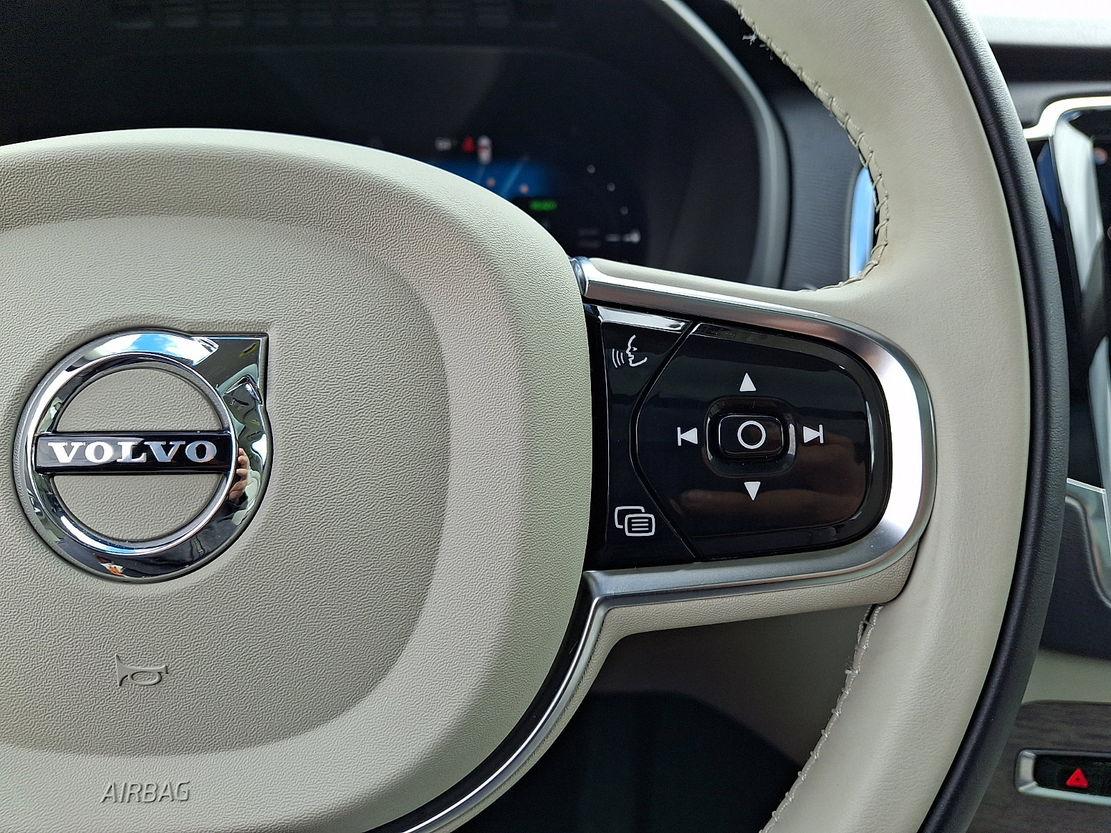 Certified 2024 Volvo XC90 T8 Plus AWD/4WD image 23