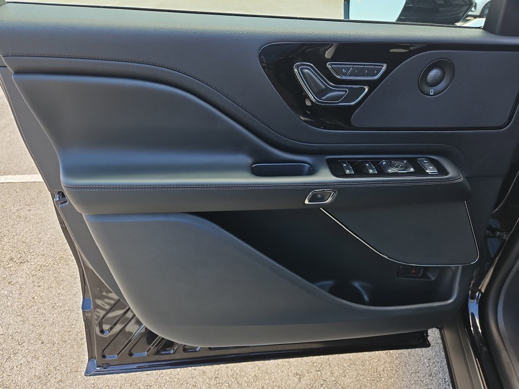 New 2025 Lincoln Aviator 2WD w/ Jet Appearance Package image 18