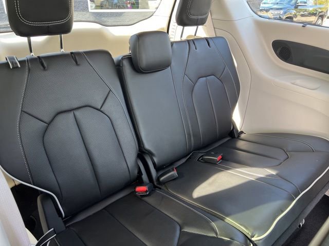 Used 2024 Chrysler Pacifica Limited image 13