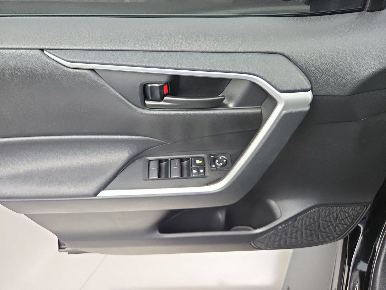 Certified 2025 Toyota RAV4 LE FWD image 16