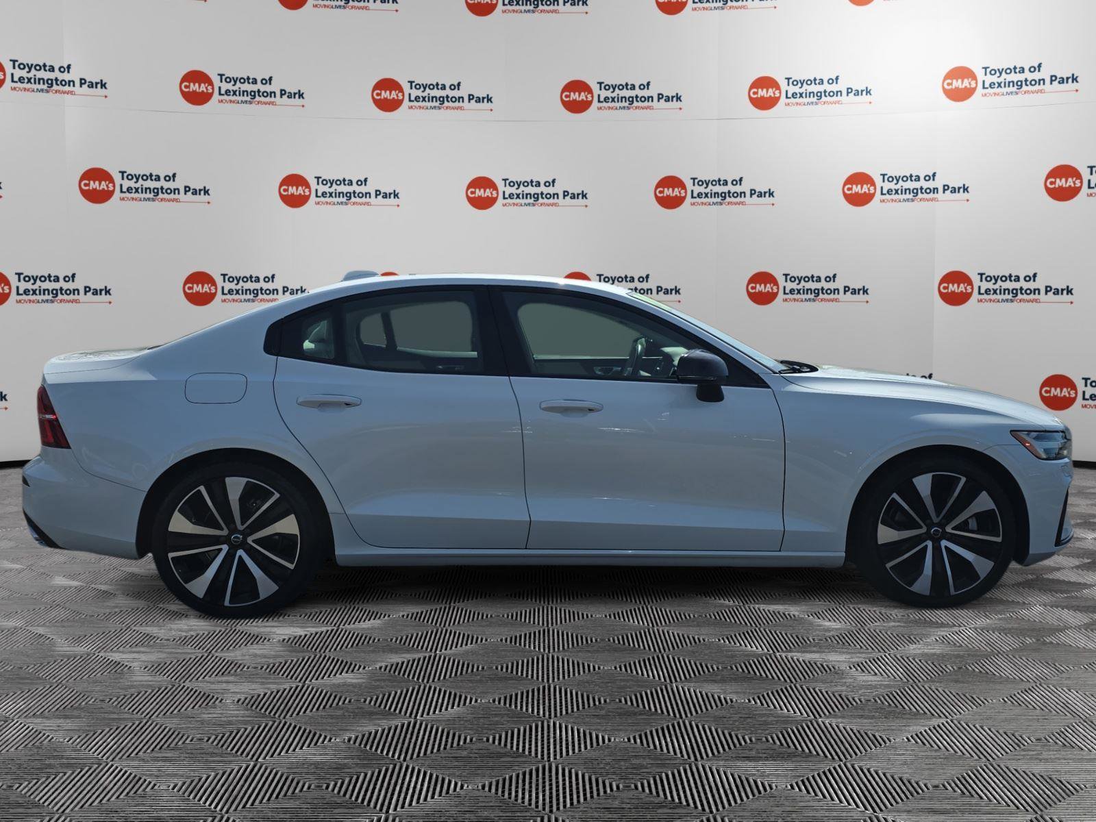 Used 2022 Volvo S60 B5 Momentum w/ Advanced Package image 8