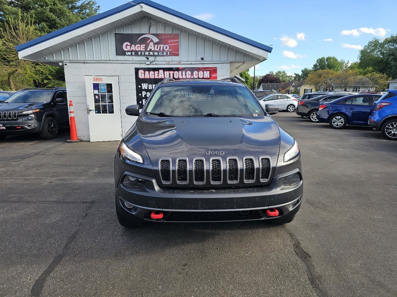 Used 2018 Jeep Cherokee Trailhawk AWD/4WD image 2