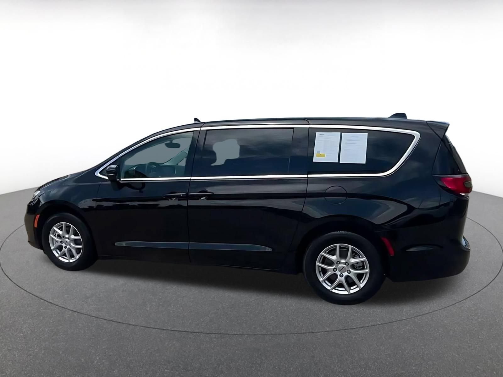 Used 2024 Chrysler Pacifica Touring-L FWD image 9