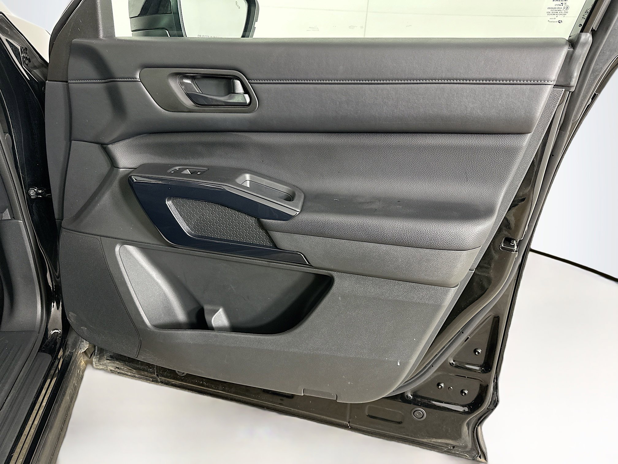 Used 2025 Nissan Pathfinder SV image 33