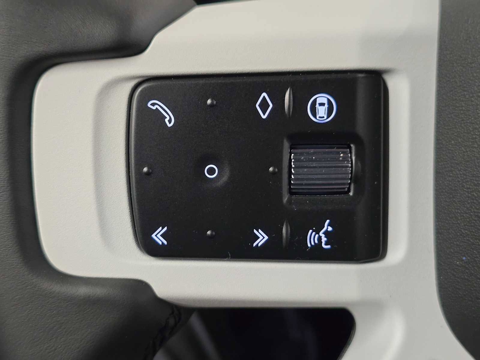 New 2026 Land Rover Defender 130 X-Dynamic SE image 30