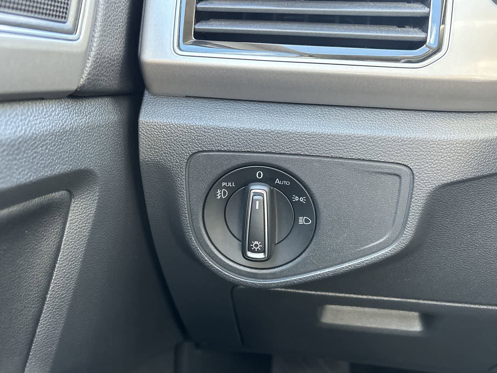 Used 2019 Volkswagen Atlas SEL AWD/4WD image 16