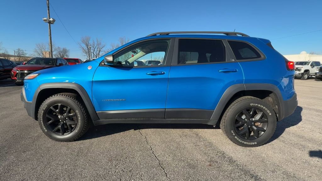 Used 2017 Jeep Cherokee Trailhawk image 5