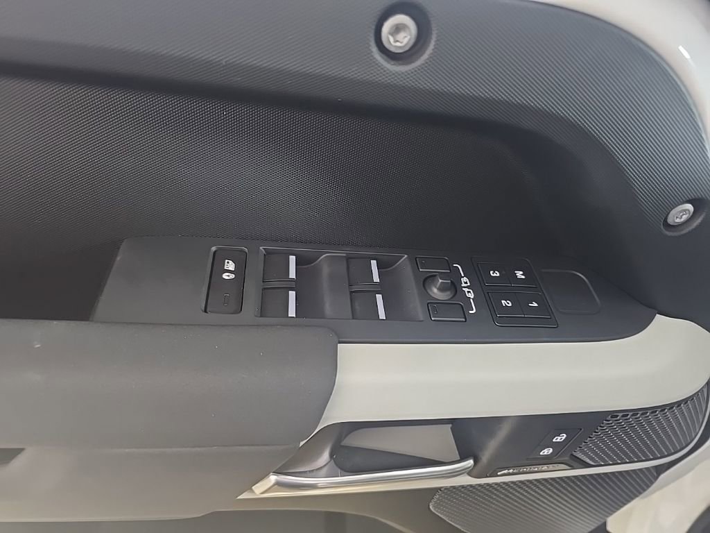 Used 2023 Land Rover Defender 110 S image 15