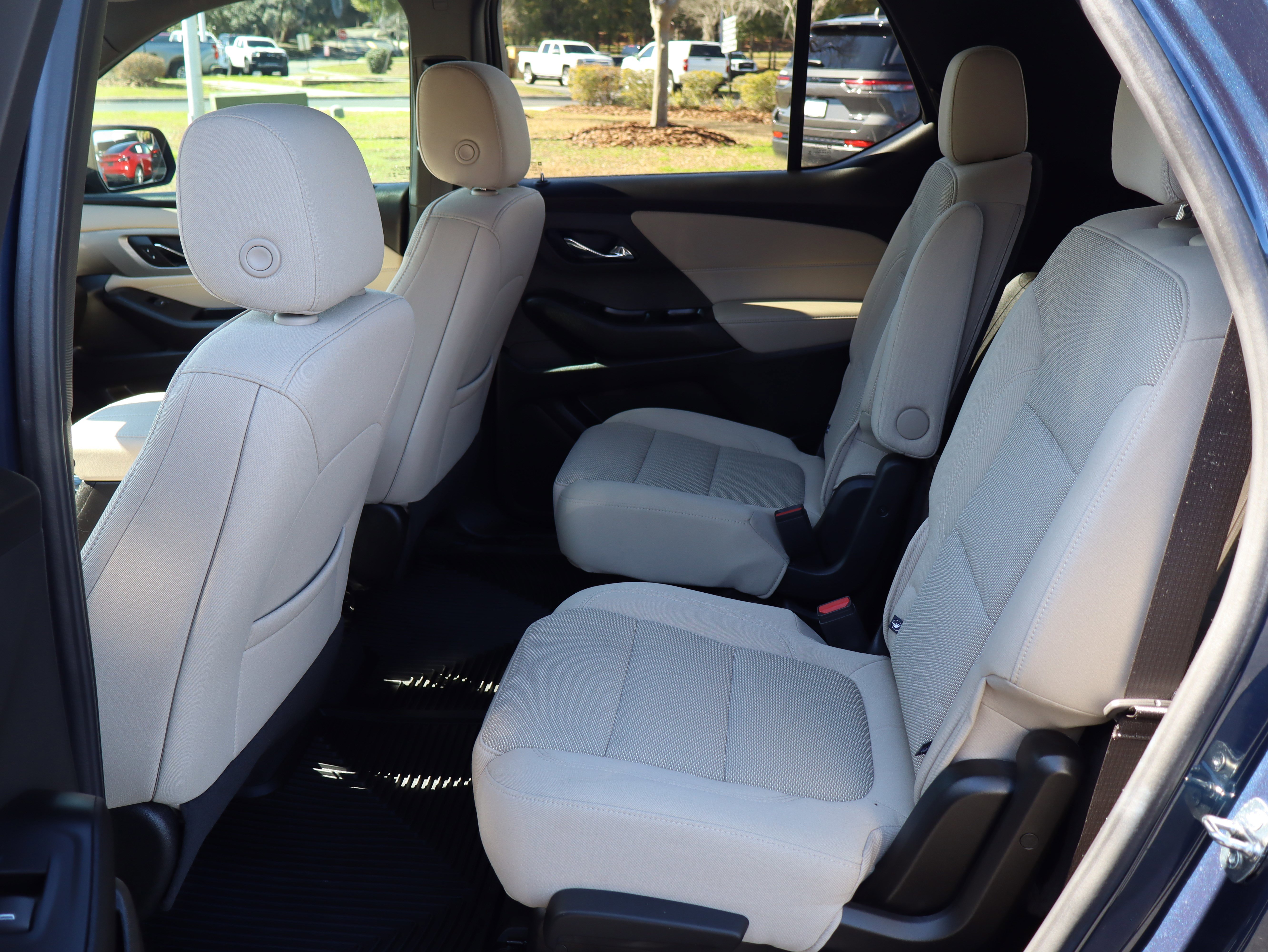 Used 2023 Chevrolet Traverse LT image 37