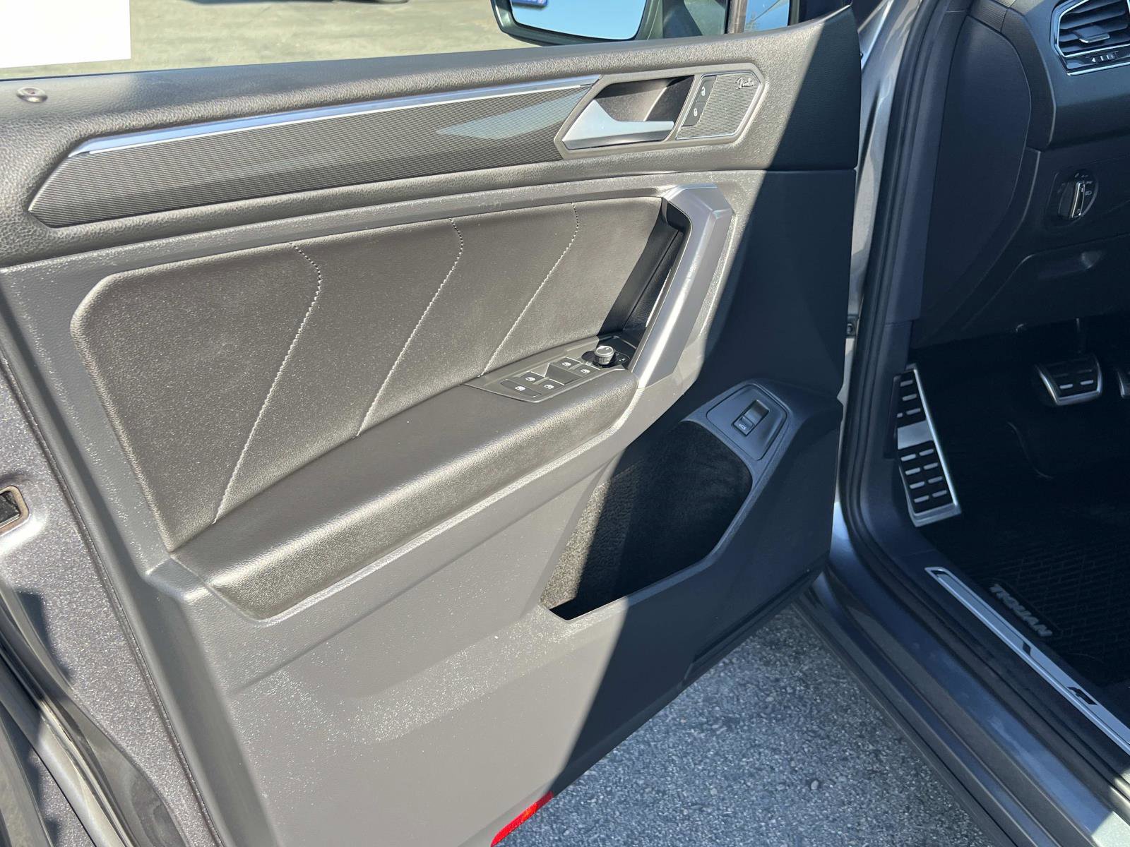 Used 2021 Volkswagen Tiguan SEL Premium R-Line image 6