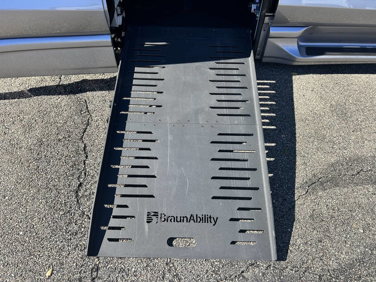 Used 2021 Chrysler Pacifica Touring-L w/ Premium & Safety Sphere Group image 6