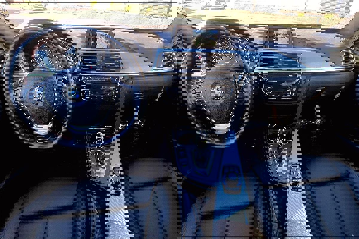 Used 2018 BMW 330i Sedan w/ Shadow Sport Edition image 15