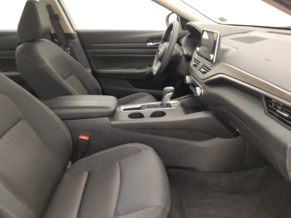 Used 2025 Nissan Altima 2.5 SV FWD image 21