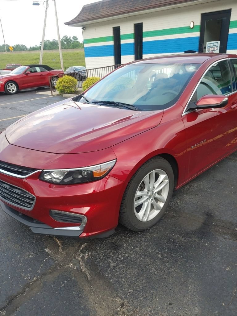 Used 2017 Chevrolet Malibu LT w/ Leather Package FWD image 9