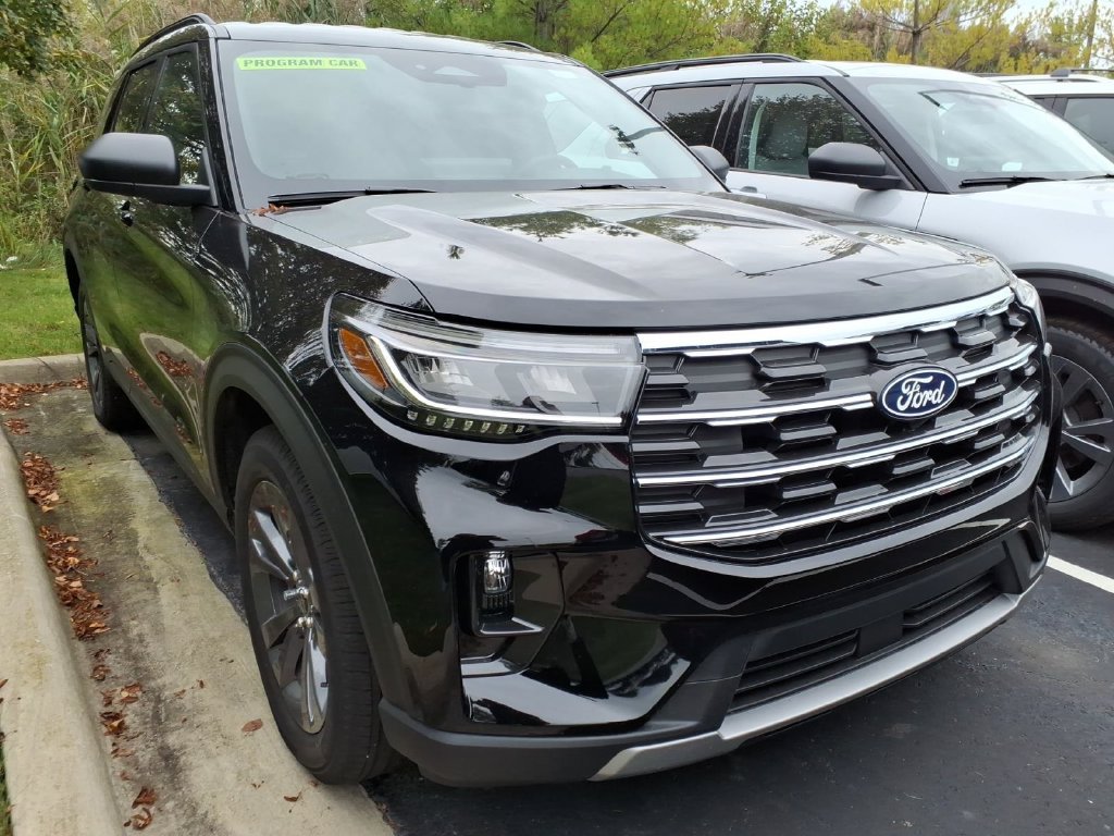 Used 2027 Ford Explorer Active w/ Active Comfort Package AWD/4WD image 2