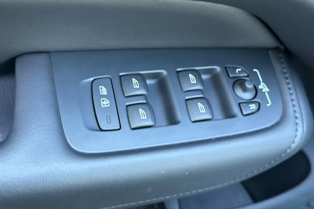 Used 2025 Volvo XC60 B5 Plus image 12