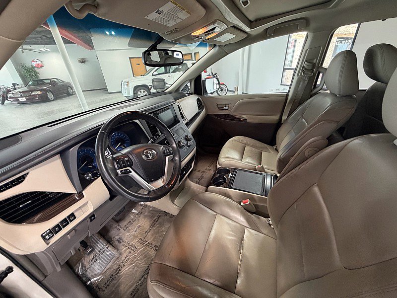 Used 2016 Toyota Sienna XLE Premium FWD image 9