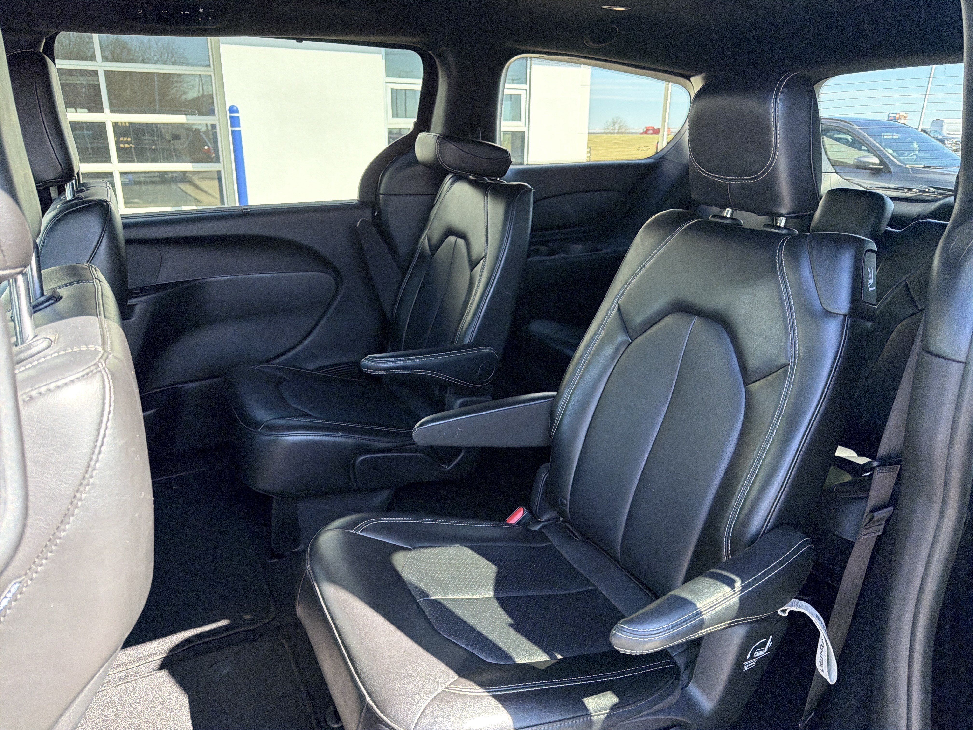 Used 2025 Chrysler Pacifica Select FWD image 21