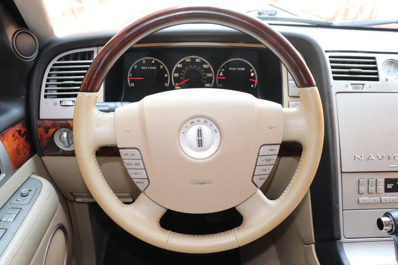 Used 2006 Lincoln Navigator Luxury RWD image 20