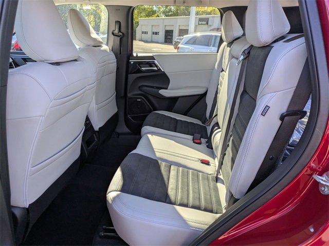 New 2025 Mitsubishi Outlander SE image 28