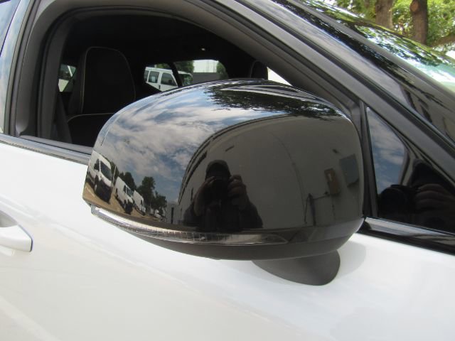 Used 2022 Volvo XC40 P8 Recharge Plus image 24