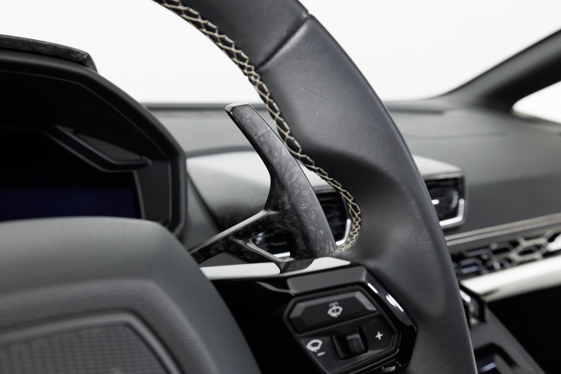 Used 2021 Lamborghini Huracan EVO RWD image 23