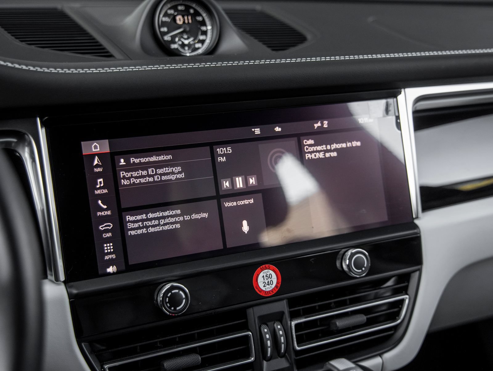 Certified 2025 Porsche Macan GTS AWD/4WD image 29