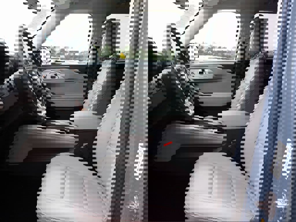 Used 2025 Ford Explorer Active w/ Active Comfort Package image 25