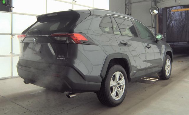 Used 2021 Toyota RAV4 XLE w/ Convenience Package image 2