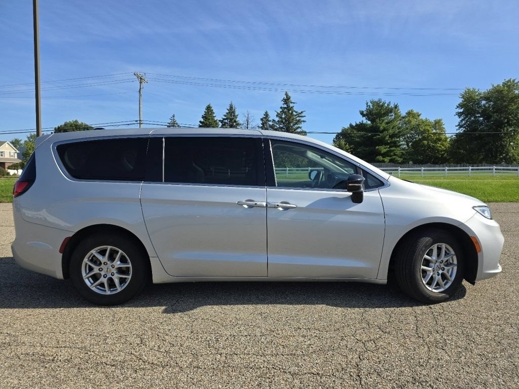 Used 2024 Chrysler Pacifica Touring-L FWD image 20